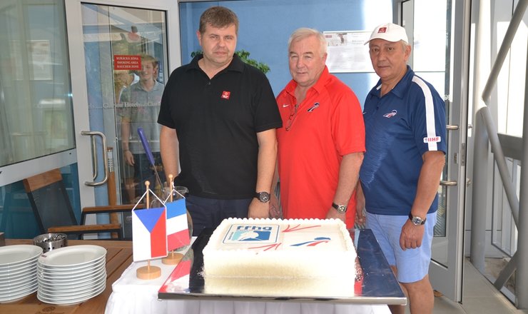 OSTRAVSKÝ CLARION UPROSTŘED ŽHAVÉHO LÉTA OPĚT HOSTIL HOKEJISTY